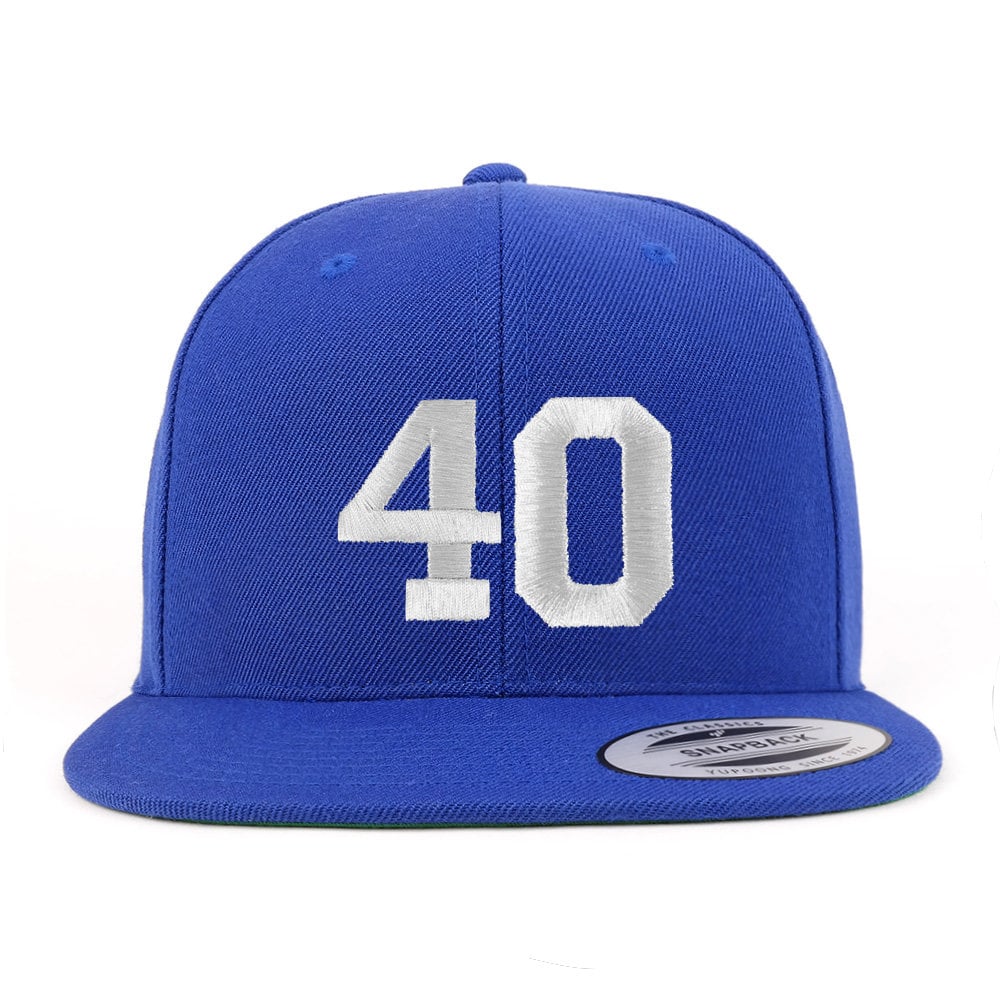 stitchfy Nummer 40 Weißer Faden Bestickte Flat Bill Snapback Baseballkappe | Sf-Txt245-Flx-6089M von Stitchfy