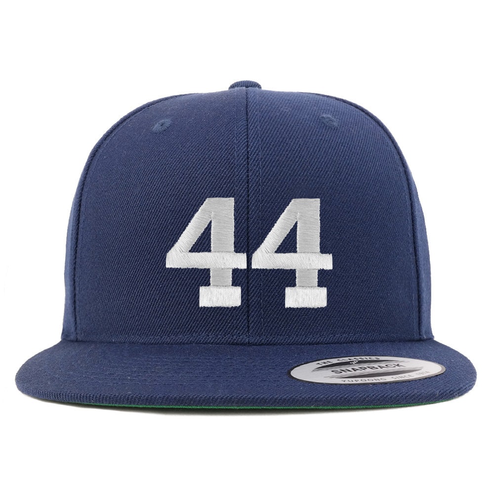 stitchfy Nummer 44 Weißer Faden Bestickte Flat Bill Snapback Baseballkappe | Sf-Txt249-Flx-6089M von Stitchfy