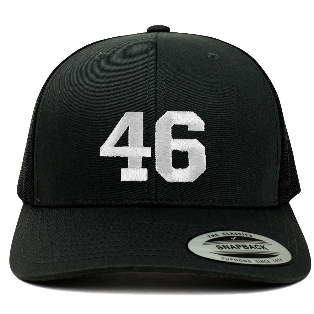 stitchfy Nummer 46 Weiße Faden Bestickte Retro-Trucker-Netz-Baseballmütze | Sf-Txt251-Flx-6606 von Stitchfy