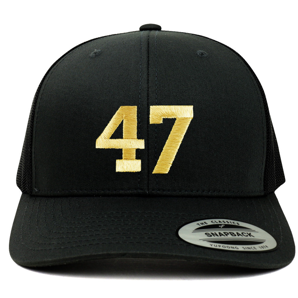 stitchfy Nummer 47 Goldfaden Bestickte Retro-Trucker-Netz-Baseballmütze | Sf-Txt252-G-Flx-6606 von Stitchfy