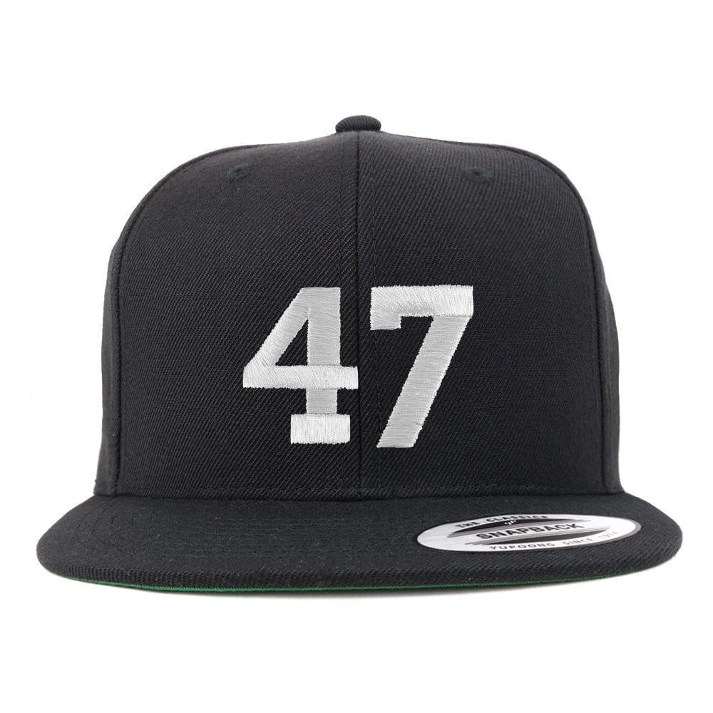 stitchfy Nummer 47 Weiße Faden Bestickt Flache Rechnung Snapback Baseballkappe | Sf-Txt252-Flx-6089M von Stitchfy