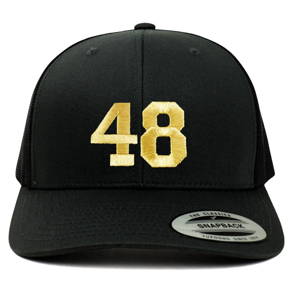 stitchfy Nummer 48 Goldfaden Bestickte Retro-Trucker-Netz-Baseballmütze | Sf-Txt253-G-Flx-6606 von Stitchfy