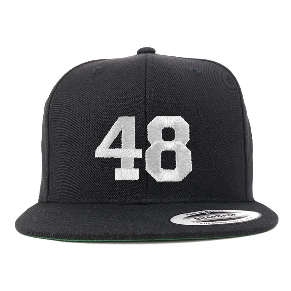 stitchfy Nummer 48 Weißer Faden Bestickte Flat Bill Snapback Baseballkappe | Sf-Txt253-Flx-6089M von Stitchfy