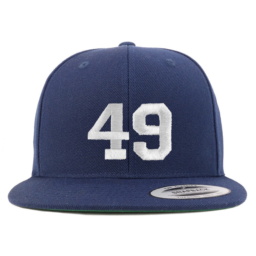 stitchfy Nummer 49 Weißer Faden Bestickte Flat Bill Snapback Baseballkappe | Sf-Txt254-Flx-6089M von Stitchfy