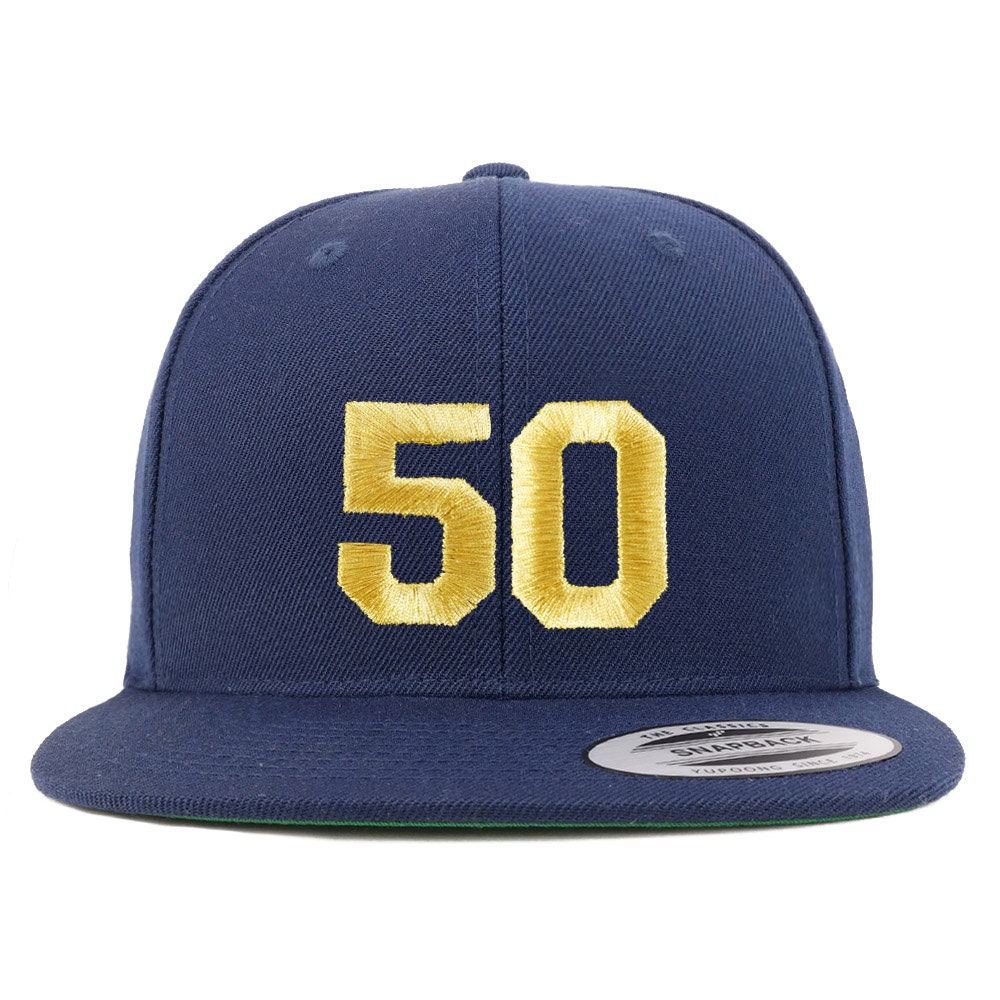 stitchfy Nummer 50 Goldfaden Bestickte Flat Bill Snapback Cap | Sf-Txt255-G-Flx-6089M von Stitchfy