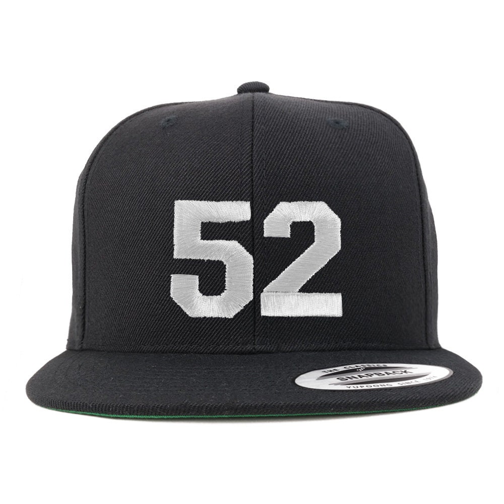 stitchfy Nummer 52 Weißer Faden Bestickte Flat Bill Snapback Baseballkappe | Sf-Txt257-Flx-6089M von Stitchfy