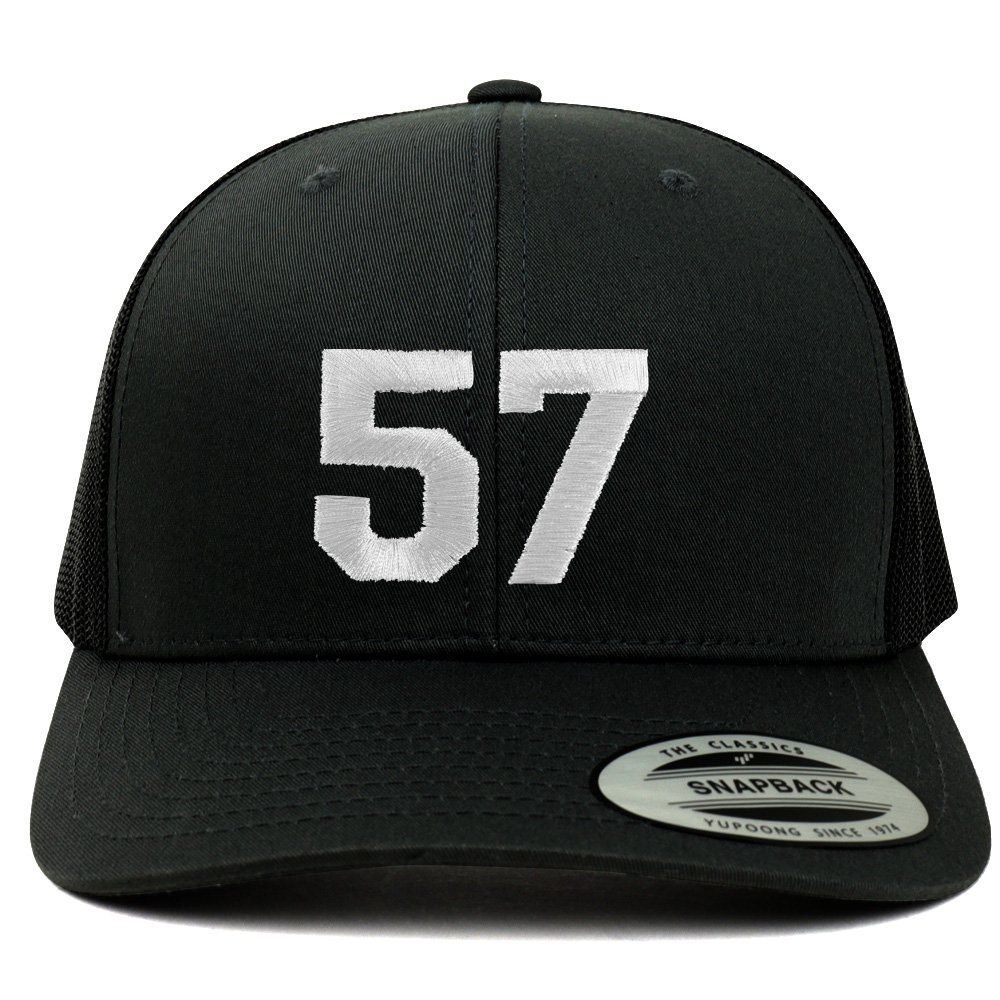 stitchfy Nummer 57 Weißer Faden Bestickte Retro Trucker Mesh Baseballkappe | Sf-Txt262-Flx-6606 von Stitchfy