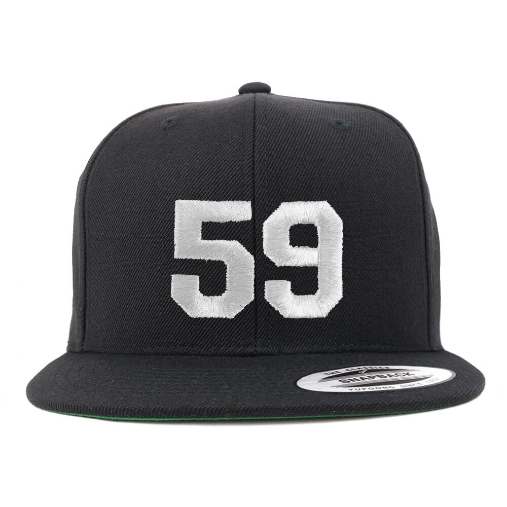 stitchfy Nummer 59 Weißer Faden Bestickte Flat Bill Snapback Baseballkappe | Sf-Txt264-Flx-6089M von Stitchfy