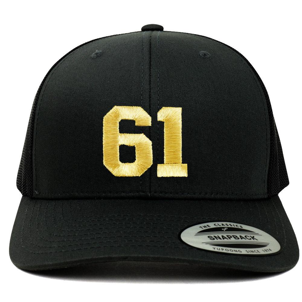 stitchfy Nummer 61 Goldfaden Bestickte Retro Trucker Mesh Baseballkappe | Sf-Txt266-G-Flx-6606 von Stitchfy