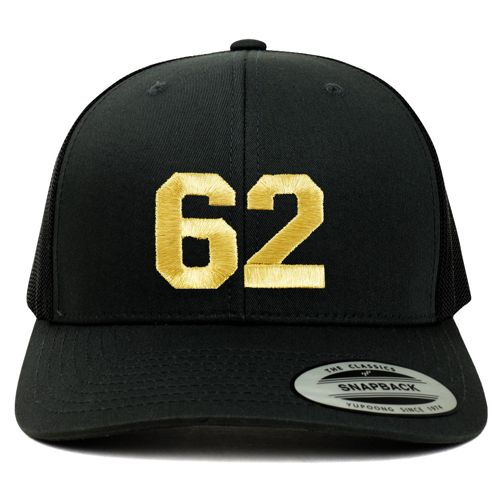 stitchfy Nummer 62 Goldfaden Bestickte Retro Trucker Mesh Baseballkappe | Sf-Txt267-G-Flx-6606 von Stitchfy