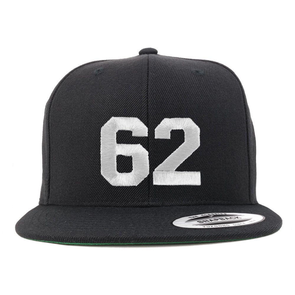 stitchfy Nummer 62 Weißer Faden Bestickte Flat Bill Snapback Baseballkappe | Sf-Txt267-Flx-6089M von Stitchfy