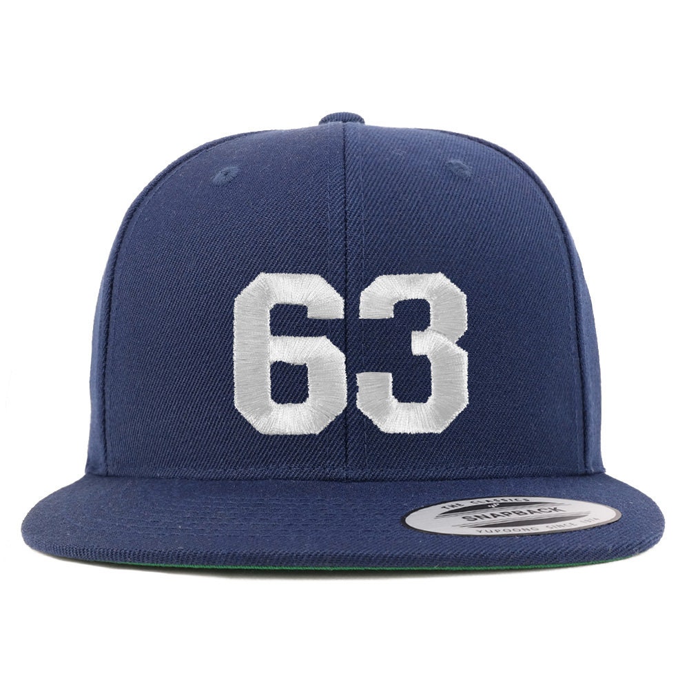 stitchfy Nummer 63 Weißer Faden Bestickt Flat Bill Snapback Baseball Cap | Sf-Txt268-Flx-6089M von Stitchfy