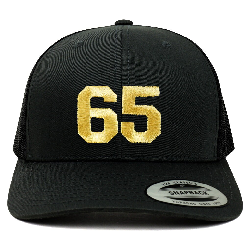 stitchfy Nummer 65 Goldfaden Bestickte Retro-Trucker-Netz-Baseballmütze | Sf-Txt270-G-Flx-6606 von Stitchfy