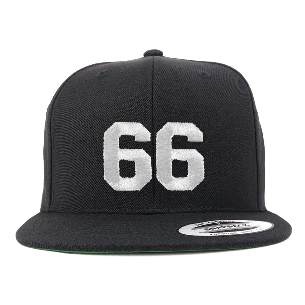 stitchfy Nummer 66 Weiße Faden Bestickt Flat Bill Snapback Baseball Cap | Sf-Txt271-Flx-6089M von Stitchfy