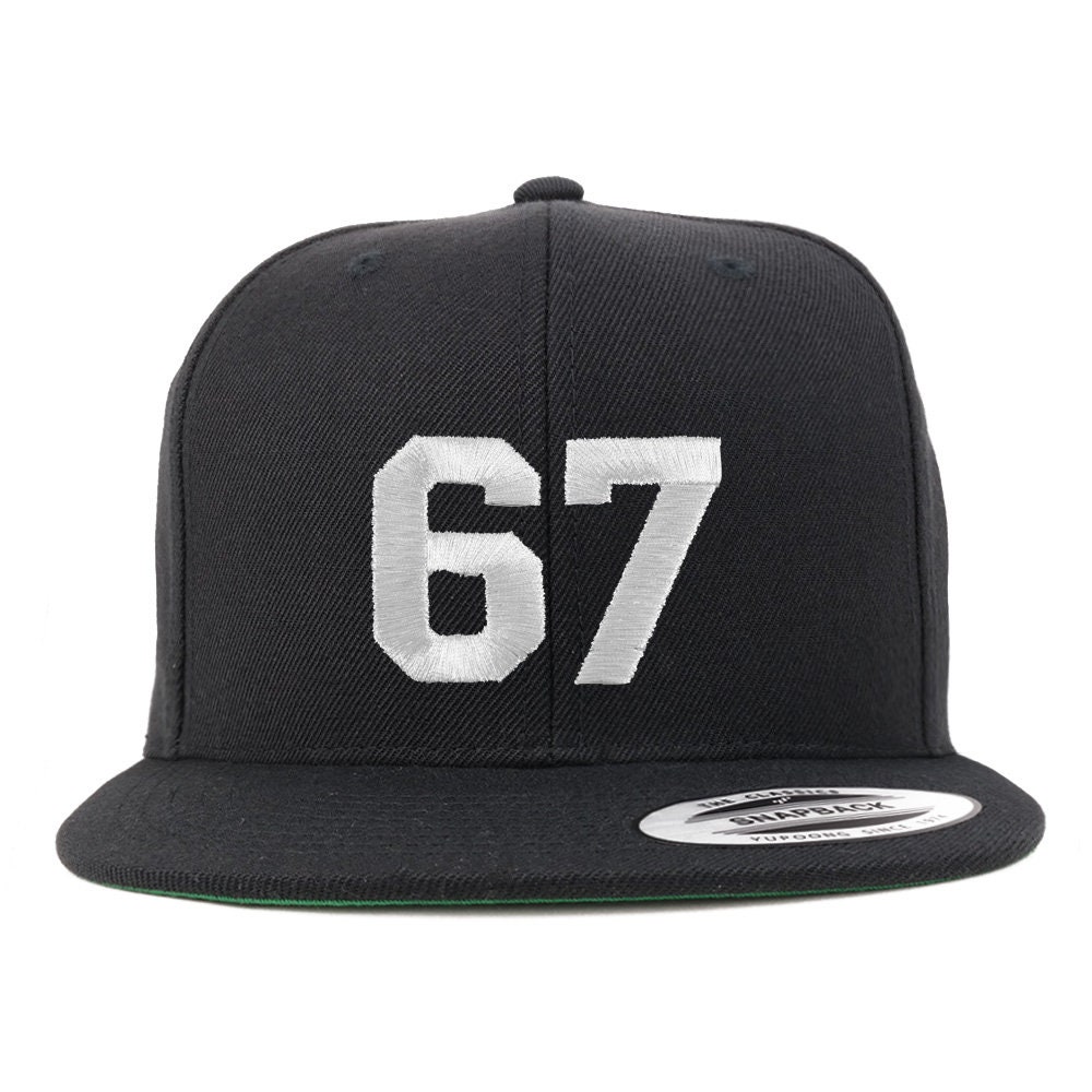 stitchfy Nummer 67 Weißer Faden Bestickte Flat Bill Snapback Baseballkappe | Sf-Txt272-Flx-6089M von Stitchfy