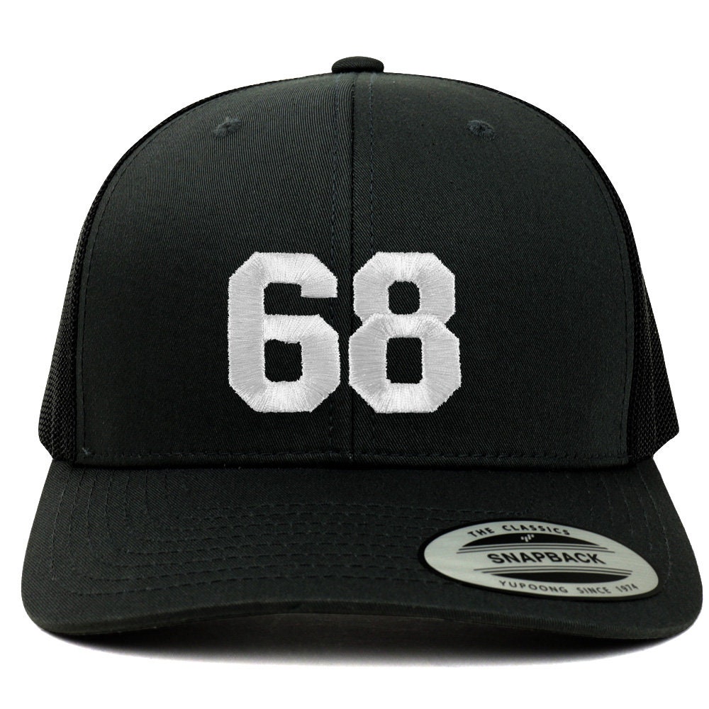 stitchfy Nummer 68 Weißer Faden Bestickte Retro Trucker Mesh Baseballkappe | Sf-Txt273-Flx-6606 von Stitchfy