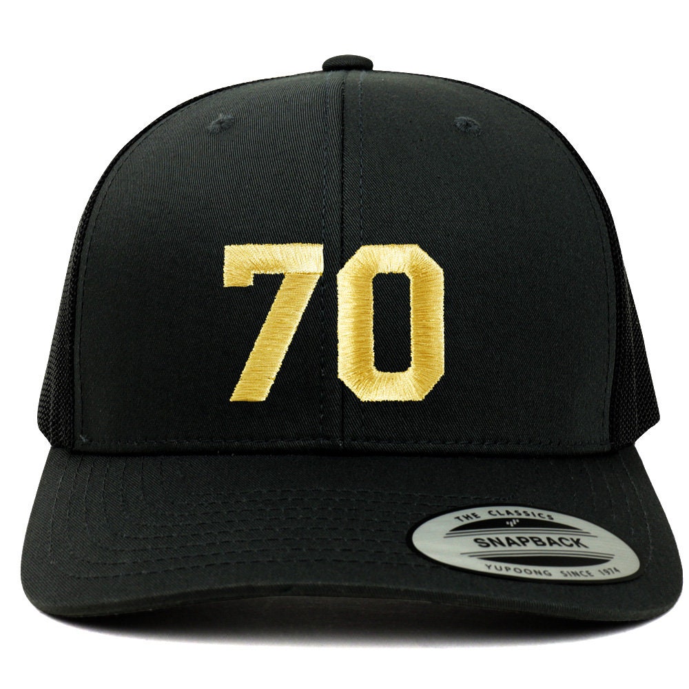 stitchfy Nummer 70 Goldfaden Bestickte Retro Trucker Mesh Baseballkappe | Sf-Tt275-G-Flx-6606 von Stitchfy