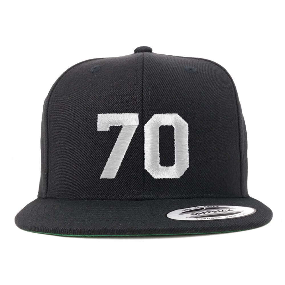 stitchfy Nummer 70 Weißer Faden Bestickte Flat Bill Snapback Baseballkappe | Sf-Txt275-Flx-6089M von Stitchfy