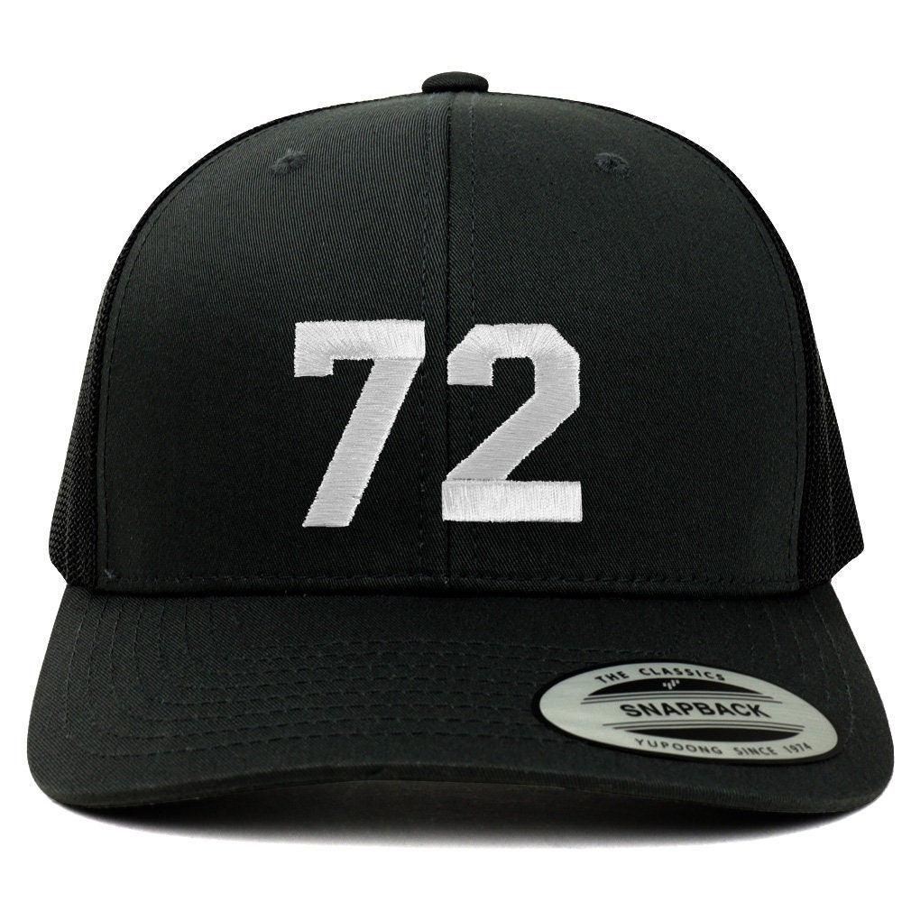 stitchfy Nummer 72 Weiße Faden Bestickt Retro Trucker Mesh Baseball Cap | Sf-Txt277-Flx-6606 von Stitchfy