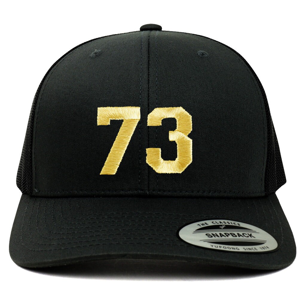 stitchfy Nummer 73 Goldfaden Bestickte Retro Trucker Mesh Baseballkappe | Sf-Tt278-G-Flx-6606 von Stitchfy