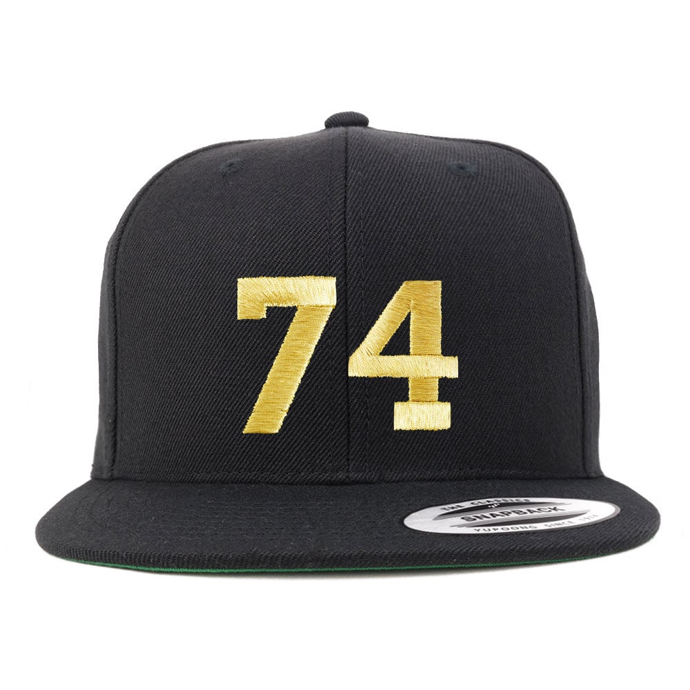 stitchfy Nummer 74 Goldfaden Bestickte Flat Bill Snapback Cap | Sf-Txt279-G-Flx-6089M von Stitchfy