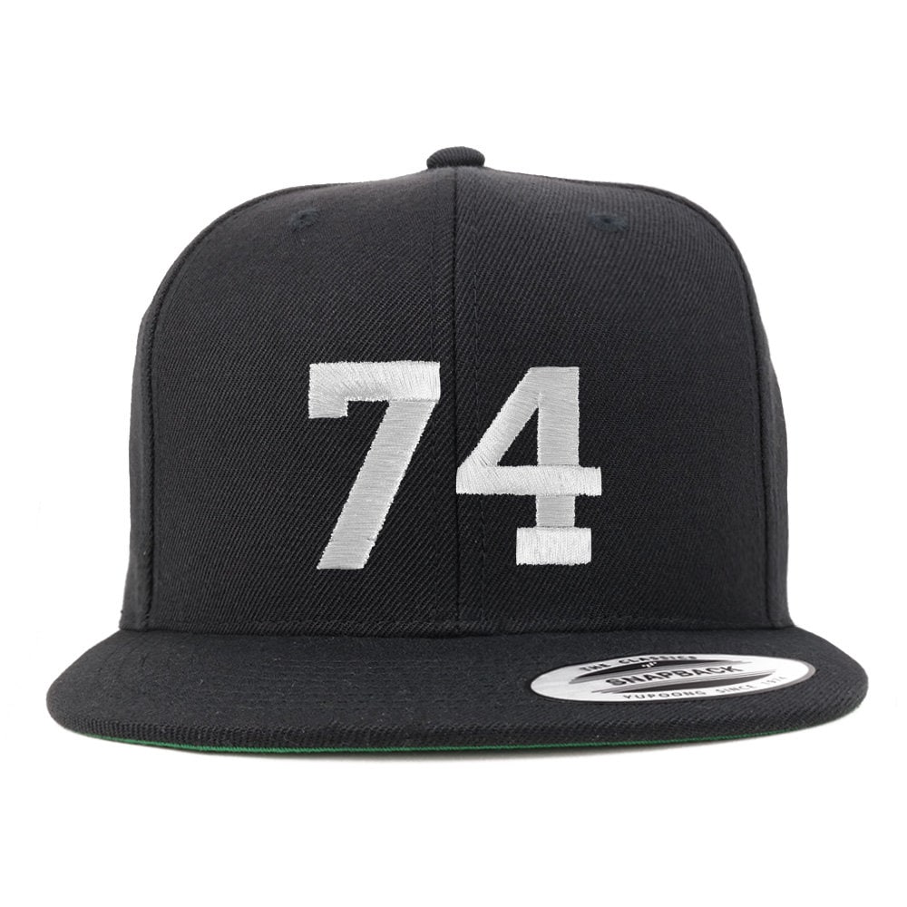 stitchfy Nummer 74 Weißer Faden Bestickte Flat Bill Snapback Baseballkappe | Sf-Txt279-Flx-6089M von Stitchfy