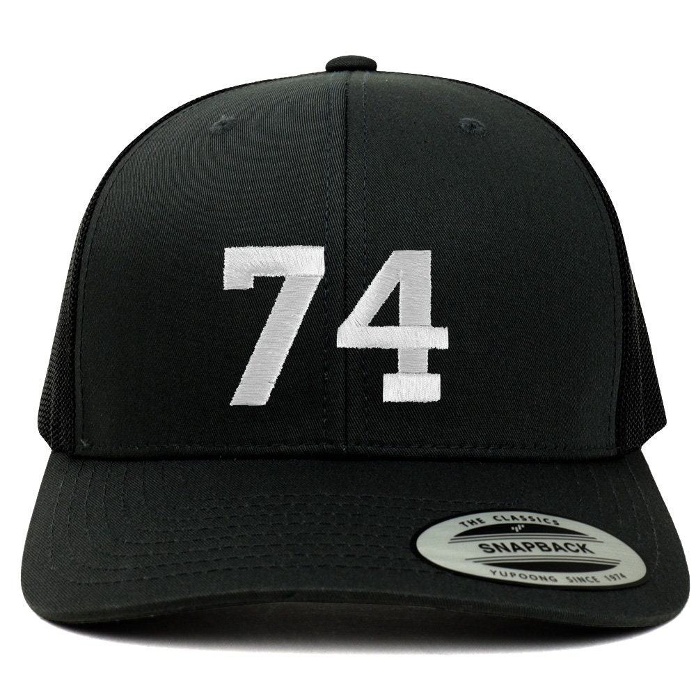 stitchfy Nummer 74 Weißer Faden Bestickte Retro Trucker Mesh Baseballkappe | Sf-Txt279-Flx-6606 von Stitchfy