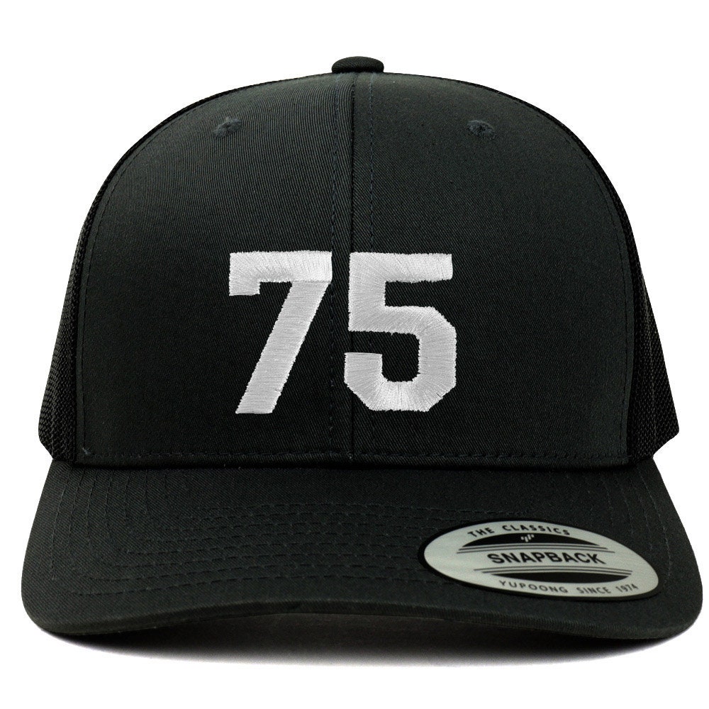 stitchfy Nummer 75 Weißer Faden Bestickte Retro Trucker Mesh Baseballkappe | Sf-Txt280-Flx-6606 von Stitchfy