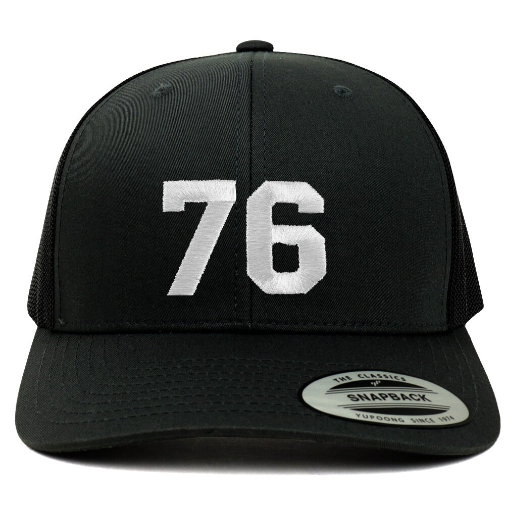 stitchfy Nummer 76 Weiße Faden Bestickte Retro Trucker Mesh Baseball Cap | Sf-Txt281-Flx-6606 von Stitchfy