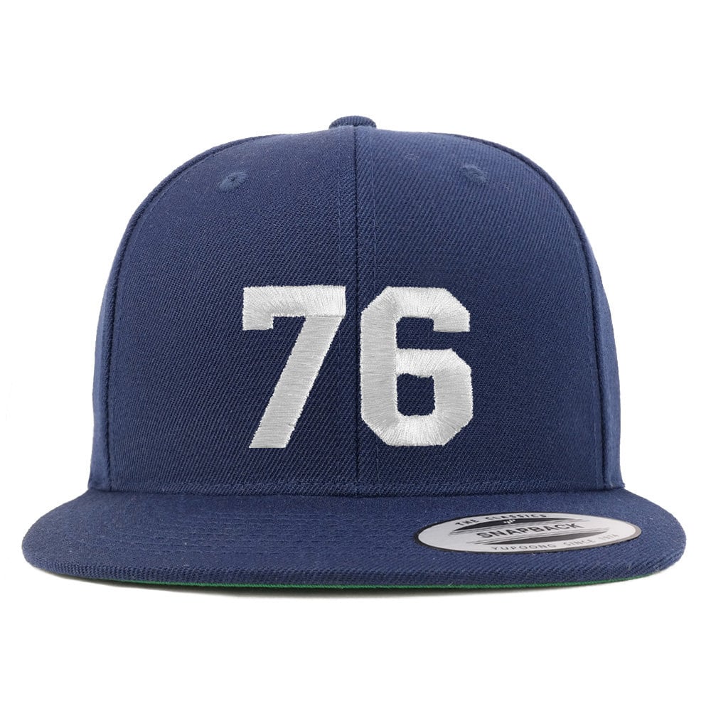 stitchfy Nummer 76 Weißer Faden Bestickte Flat Bill Snapback Baseballkappe | Sf-Txt281-Flx-6089M von Stitchfy