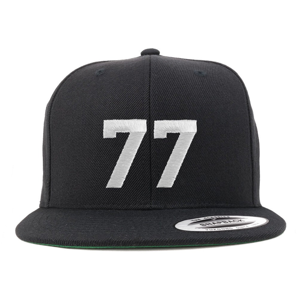 stitchfy Nummer 77 Weiße Faden Bestickt Flat Bill Snapback Baseball Cap | Sf-Txt282-Flx-6089M von Stitchfy