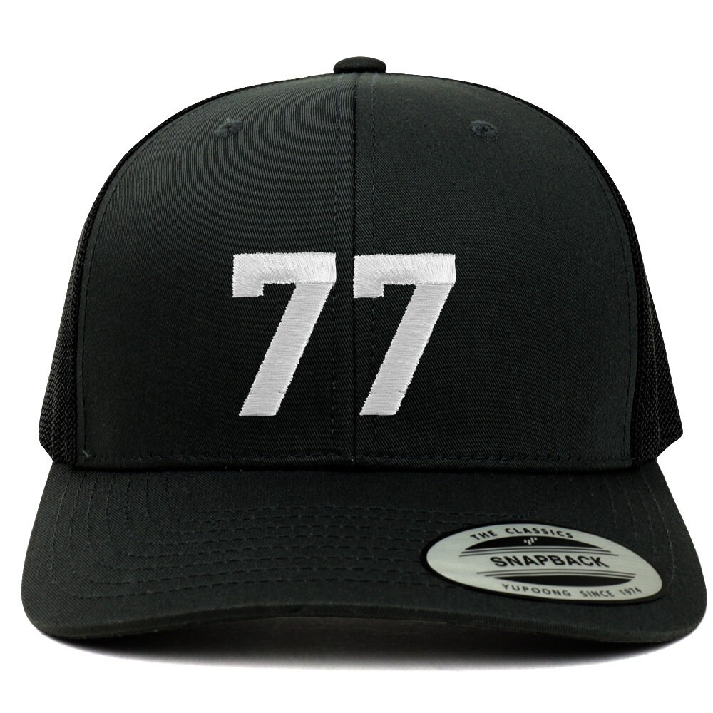 stitchfy Nummer 77 Weißer Faden Bestickte Retro Trucker Mesh Baseballkappe | Sf-Txt282-Flx-6606 von Stitchfy