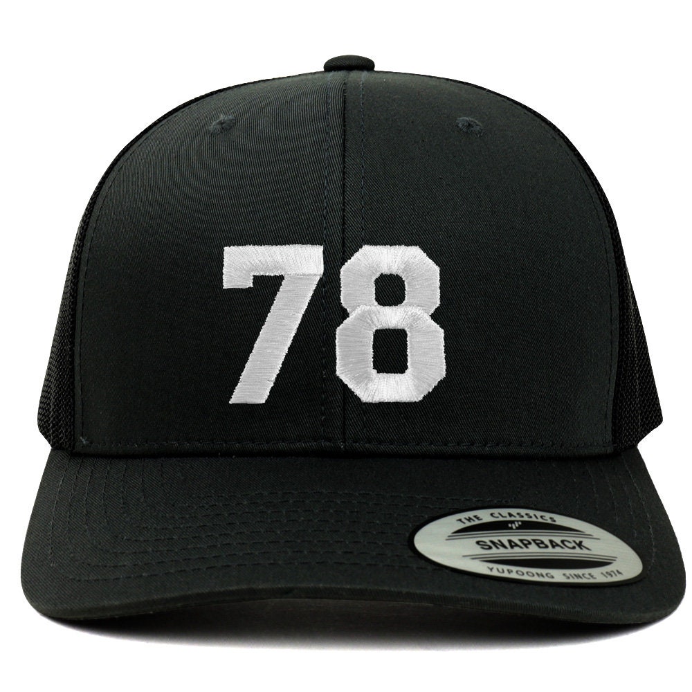 stitchfy Nummer 78 Weißer Faden Bestickte Retro Trucker Mesh Baseballkappe | Sf-Txt283-Flx-6606 von Stitchfy