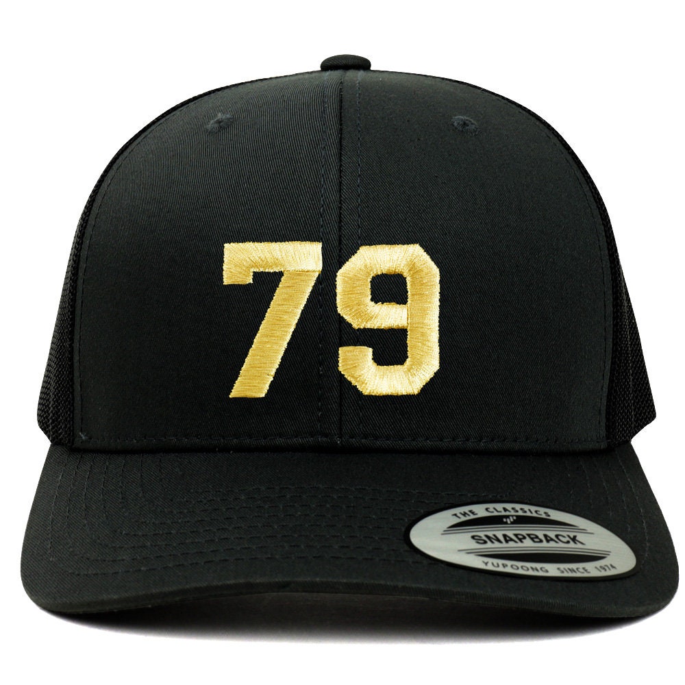 stitchfy Nummer 79 Goldfaden Bestickte Retro Trucker Mesh Baseballkappe | Sf-Txt284-G-Flx-6606 von Stitchfy