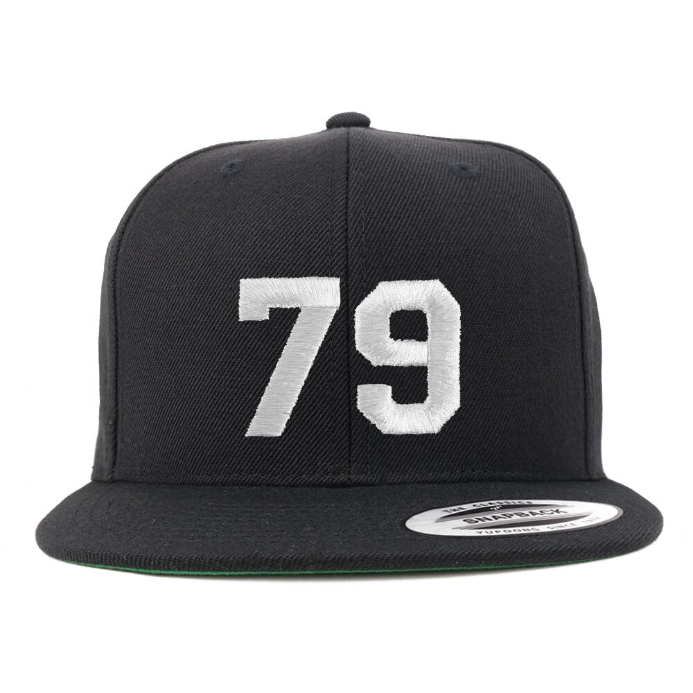 stitchfy Nummer 79 Weißer Faden Bestickte Flat Bill Snapback Baseballkappe | Sf-Txt284-Flx-6089M von Stitchfy