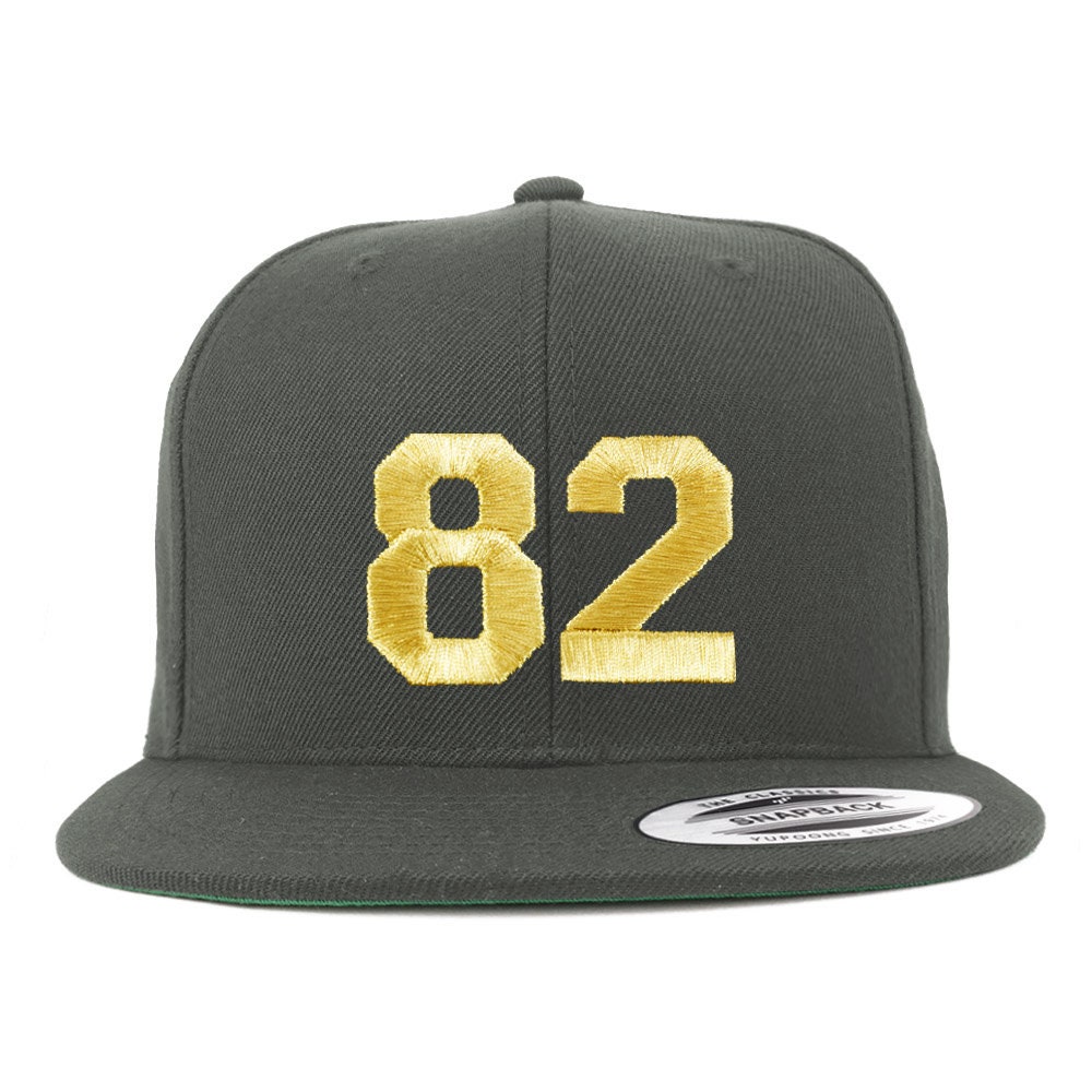 stitchfy Nummer 82 Goldfaden Bestickte Flat Bill Snapback Cap | Sf-Txt287-G-Flx-6089M von Stitchfy