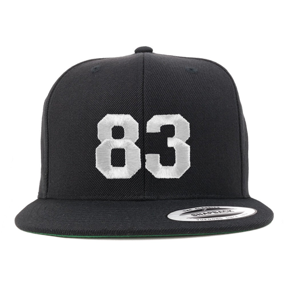 stitchfy Nummer 83 Weißer Faden Bestickte Flat Bill Snapback Baseballkappe | Sf-Txt288-Flx-6089M von Stitchfy