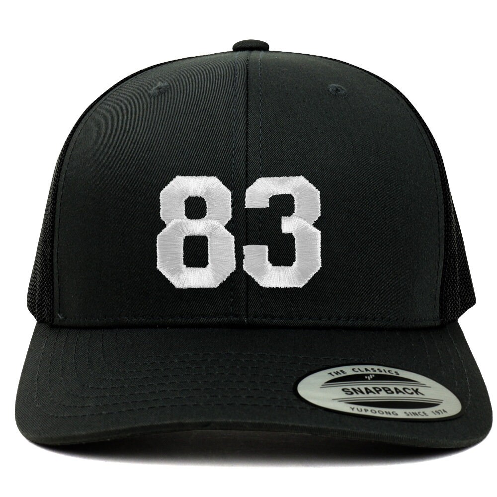 stitchfy Nummer 83 Weißer Faden Bestickte Retro Trucker Mesh Baseballkappe | Sf-Txt288-Flx-6606 von Stitchfy