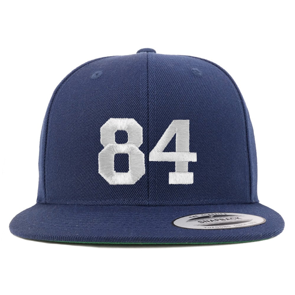 stitchfy Nummer 84 Weißer Faden Bestickte Flat Bill Snapback Baseballkappe | Sf-Txt289-Flx-6089M von Stitchfy