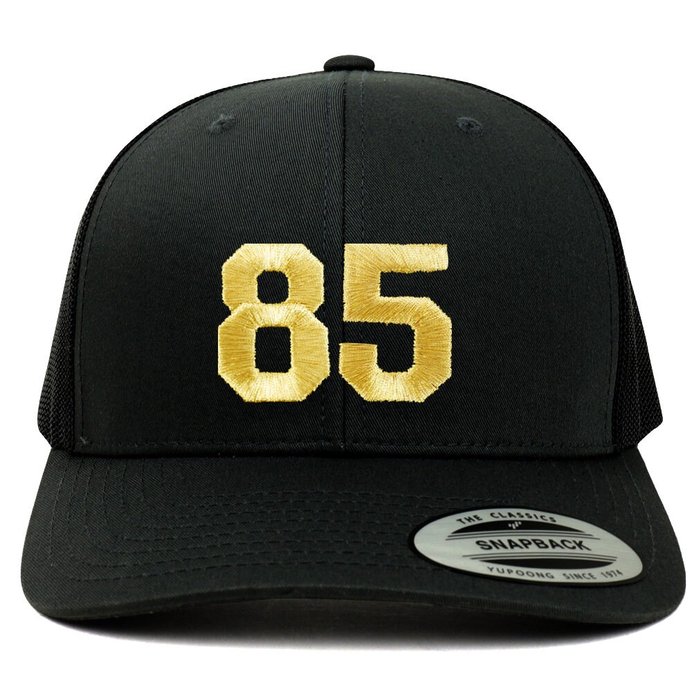 stitchfy Nummer 85 Goldfaden Bestickte Retro-Trucker-Netz-Baseballmütze | Sf-Txt290-G-Flx-6606 von Stitchfy