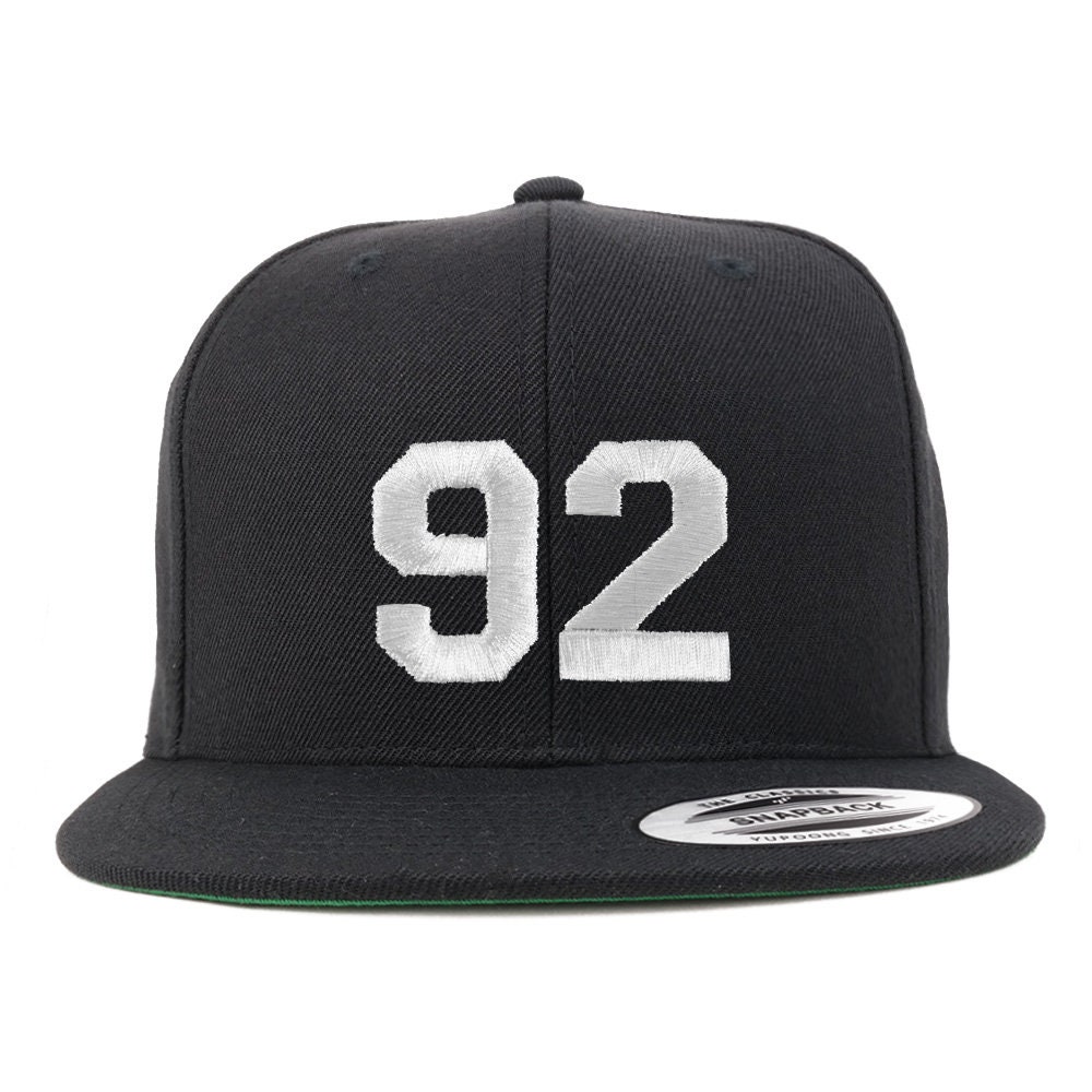 stitchfy Nummer 92 Weißer Faden Bestickt Flat Bill Snapback Baseball Cap | Sf-Txt297-Flx-6089M von Stitchfy