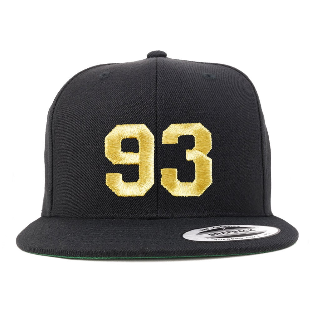 stitchfy Nummer 93 Goldfaden Bestickte Flat Bill Snapback Cap | Sf-Txt298-G-Flx-6089M von Stitchfy