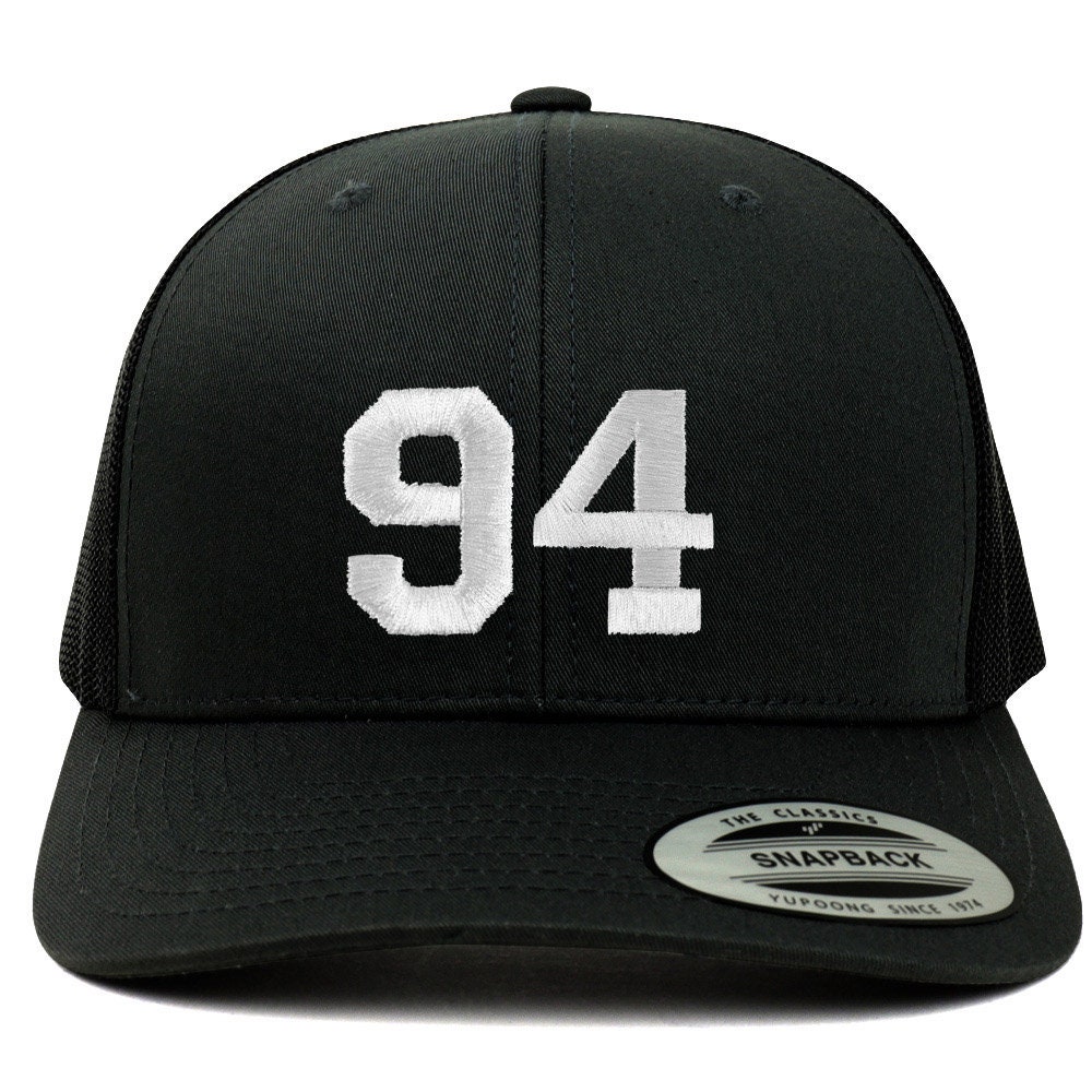 stitchfy Nummer 94 Weiße Faden Bestickt Retro Trucker Mesh Baseball Cap | Sf-Txt299-Flx-6606 von Stitchfy