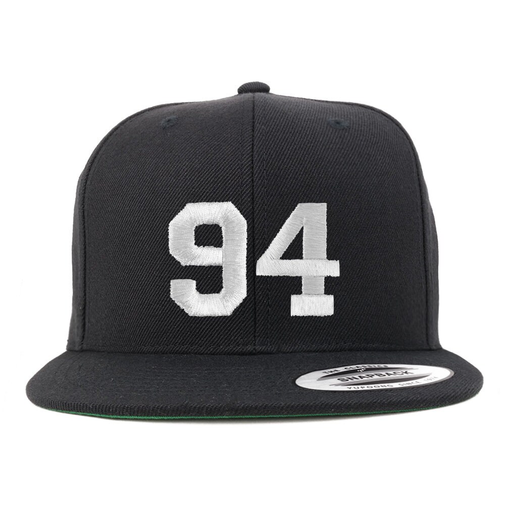 stitchfy Nummer 94 Weißer Faden Bestickte Flat Bill Snapback Baseballkappe | Sf-Txt299-Flx-6089M von Stitchfy