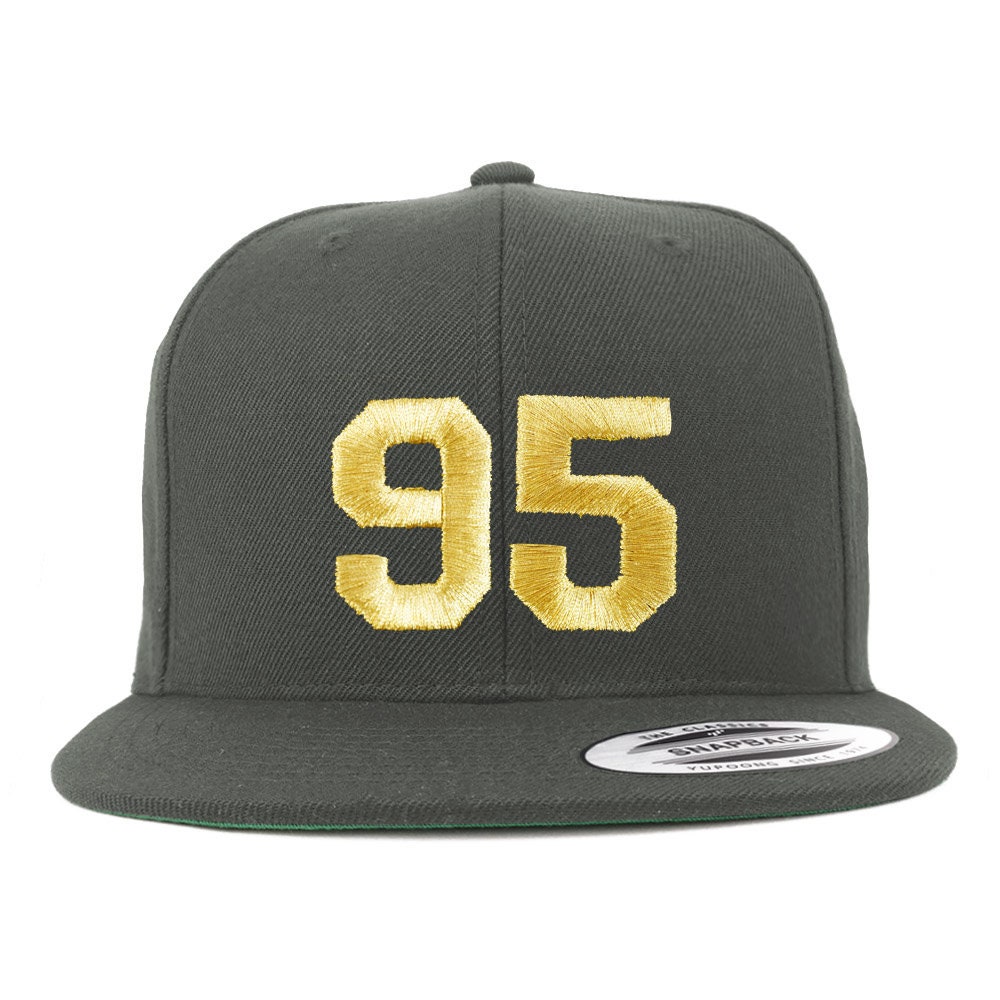 stitchfy Nummer 95 Goldfaden Bestickte Flat Bill Snapback Cap | Sf-Txt300-G-Flx-6089M von Stitchfy