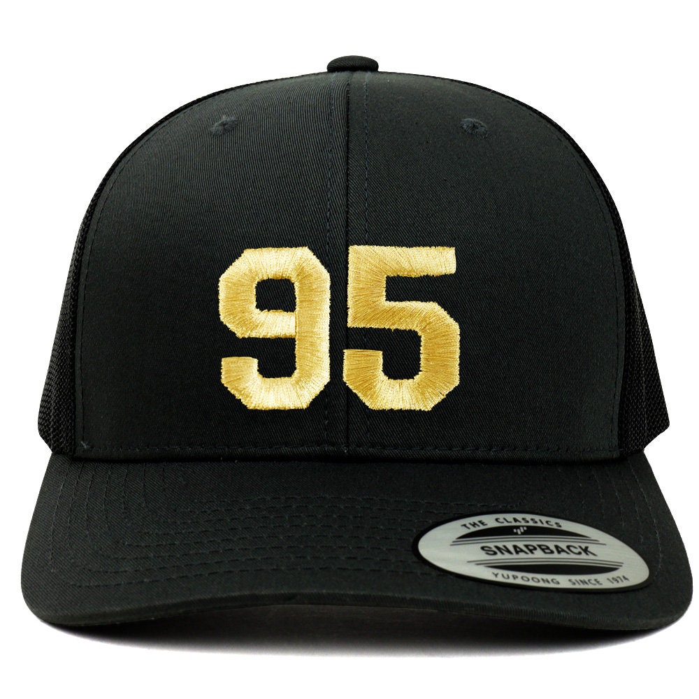 stitchfy Nummer 95 Goldfaden Bestickte Retro Trucker-Mesh-Baseballmütze | Sf-Txt300-G-Flx-6606 von Stitchfy