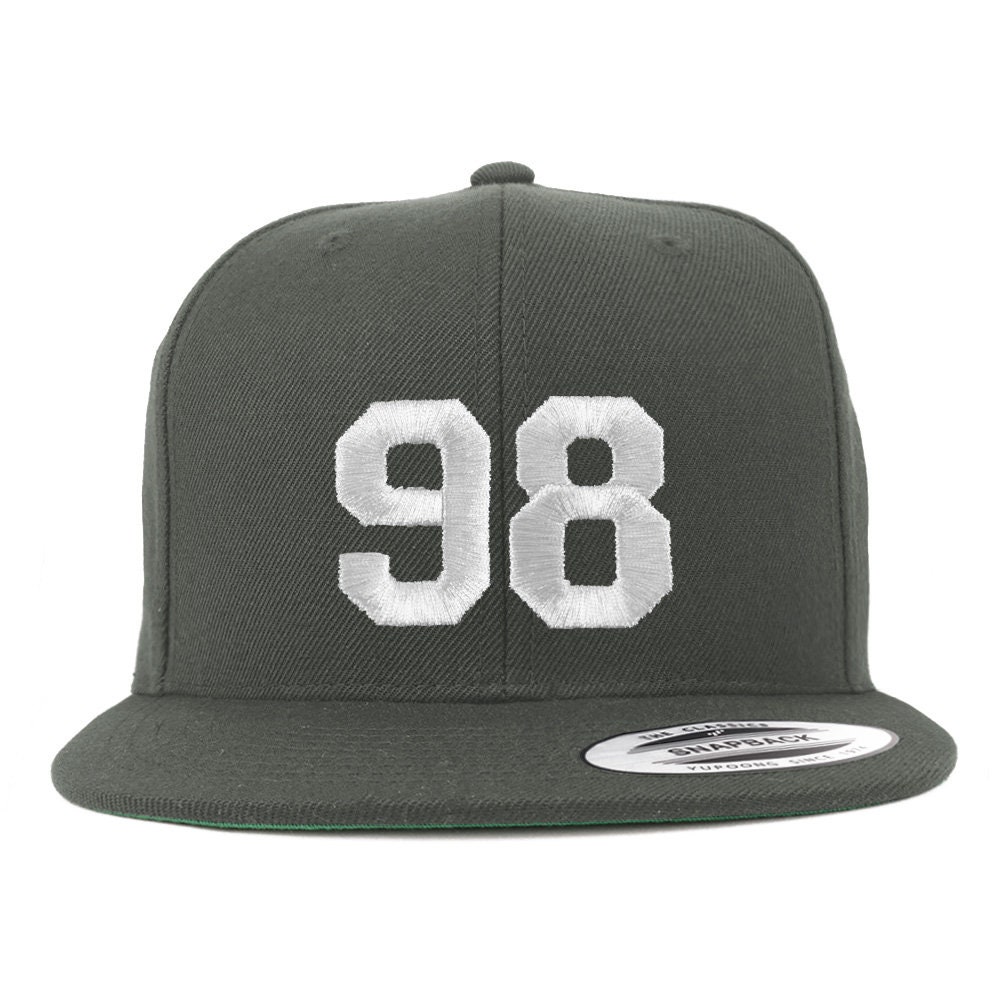 stitchfy Nummer 98 Weißer Faden Bestickte Flat Bill Snapback Baseballkappe | Sf-Txt303-Flx-6089M von Stitchfy