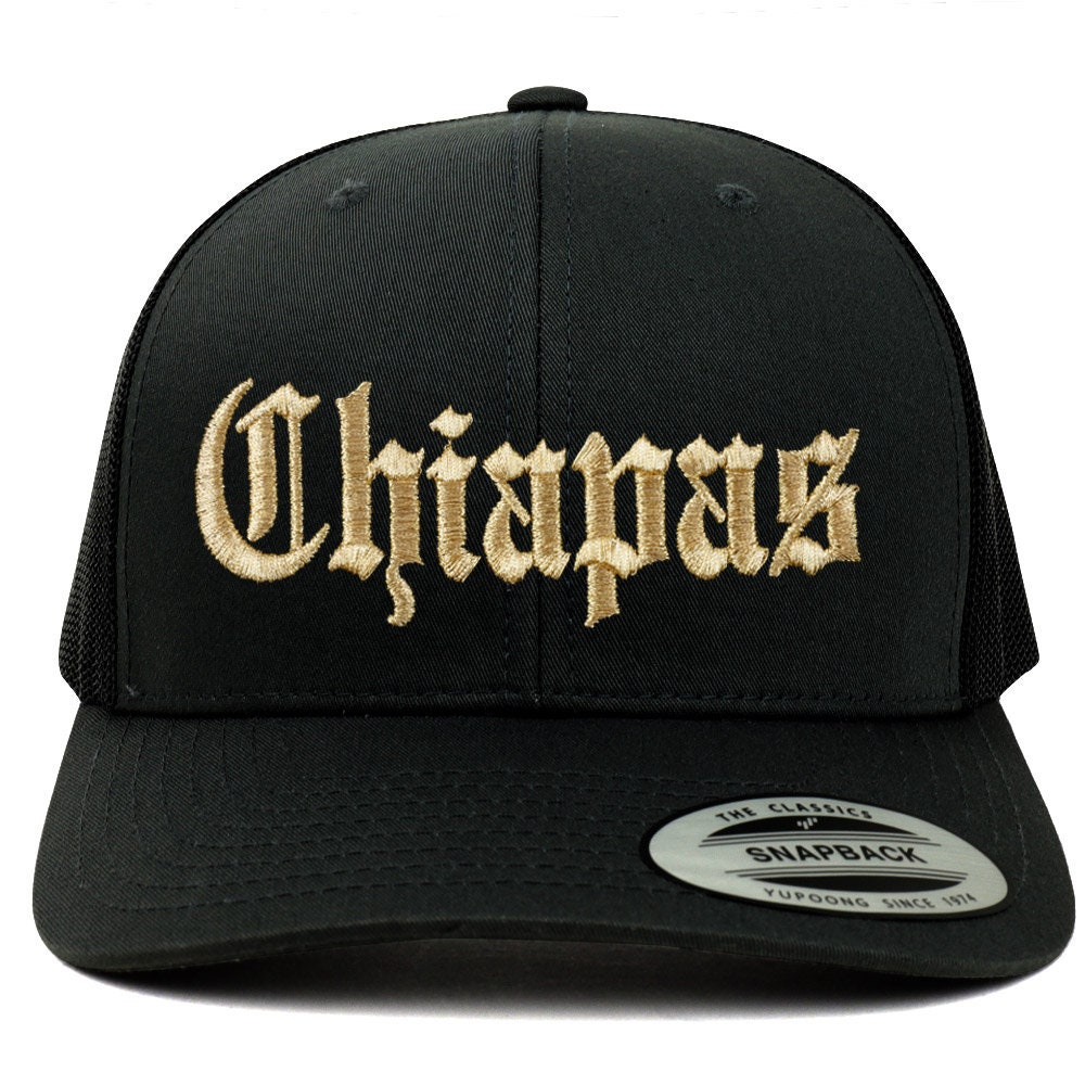 stitchfy Old English Chiapas Gold Bestickte Retro Trucker Mesh Cap | Sf-Txt2662-G-Flx-6606 von Stitchfy