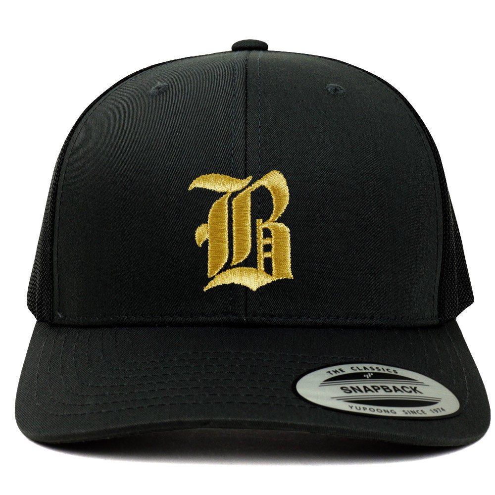 stitchfy Old English Gold B Bestickte Retro-Trucker-Netz-Baseballmütze | Sf-Txt002-G-Flx-6606 von Stitchfy