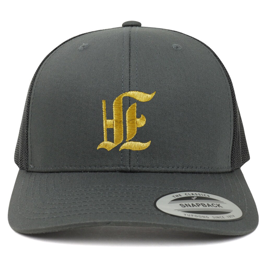 stitchfy Old English Gold F Bestickte Retro-Trucker-Netz-Baseballmütze | Sf-Txt006-G-Flx-6606 von Stitchfy